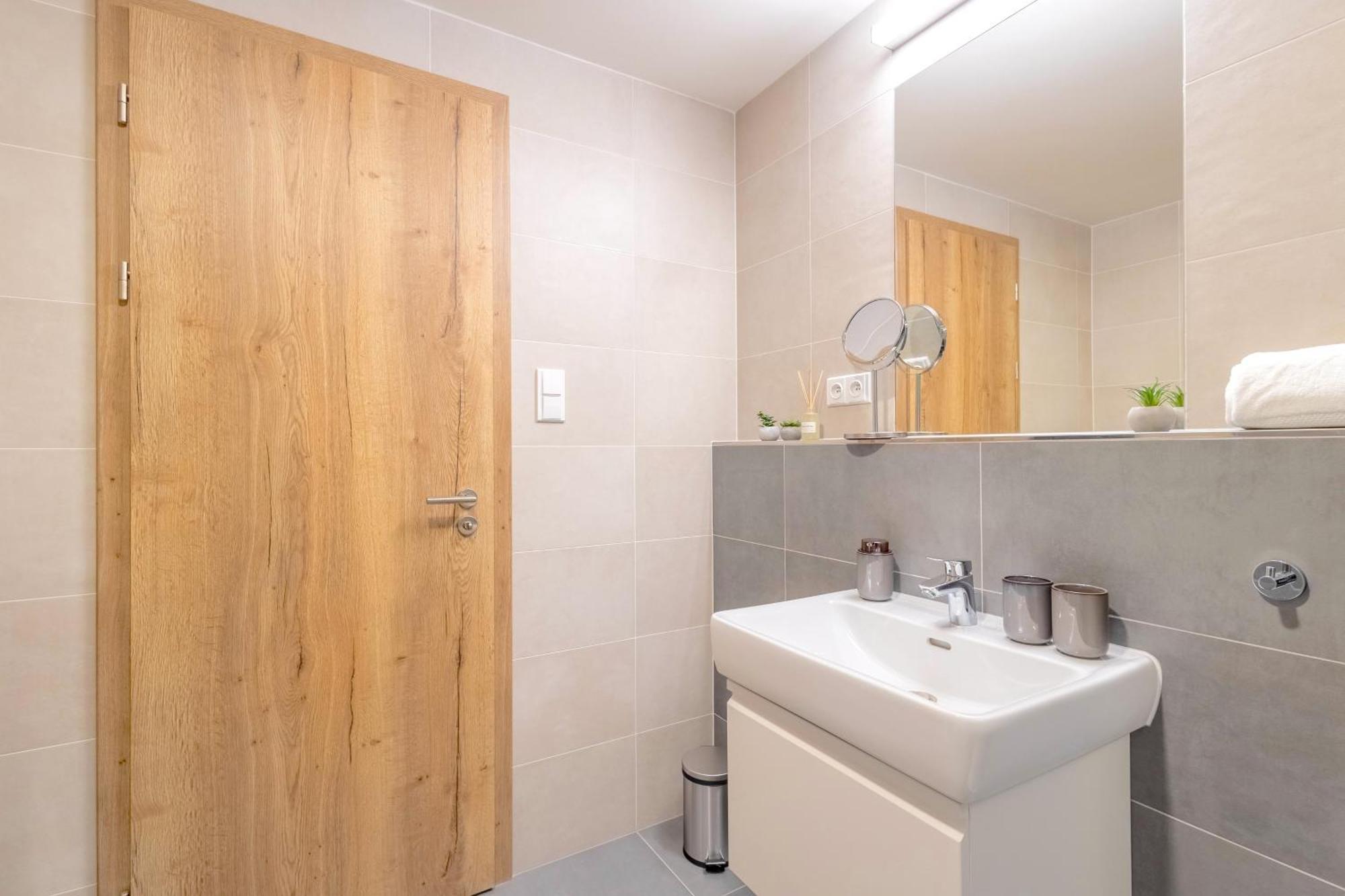 Yellow Apartment - Balcony, Free Parking, By Gravity Prague Ngoại thất bức ảnh