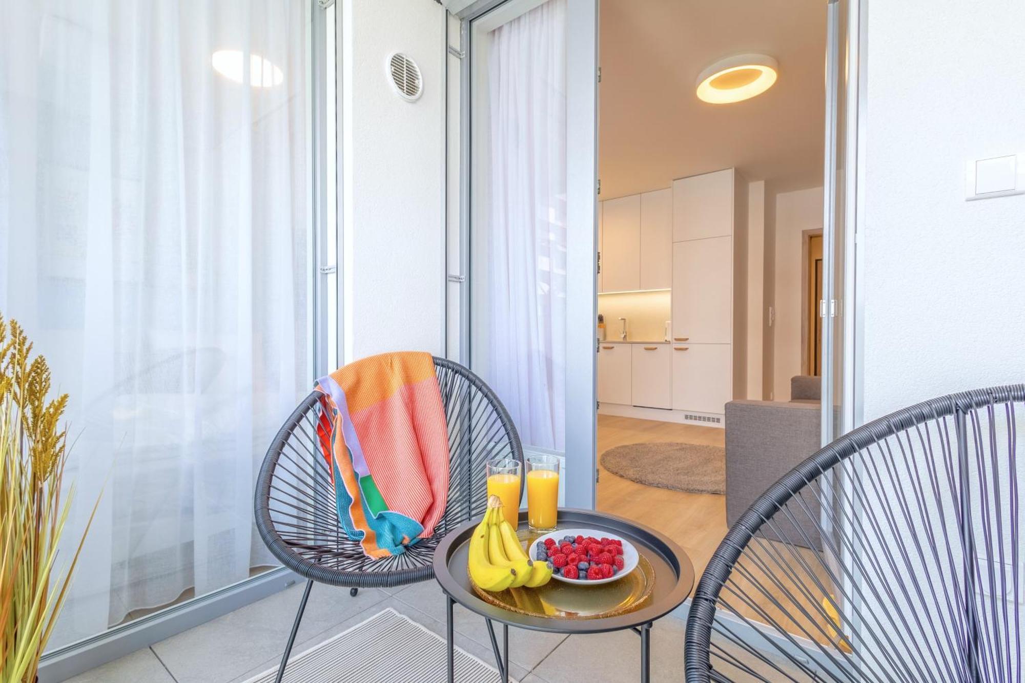 Yellow Apartment - Balcony, Free Parking, By Gravity Prague Ngoại thất bức ảnh